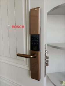 Hình ảnh lắp đặt của khóa cửa gỗ Bosch ID80 EU